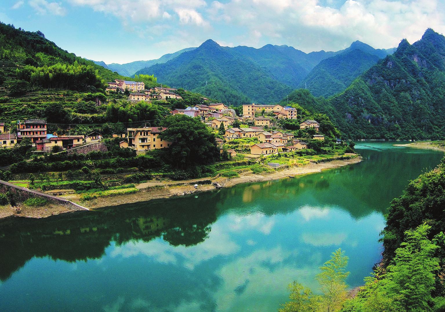 近年來,隨著我縣美麗鄉村的建設,鄉村旅遊越來越受遊客青睞.