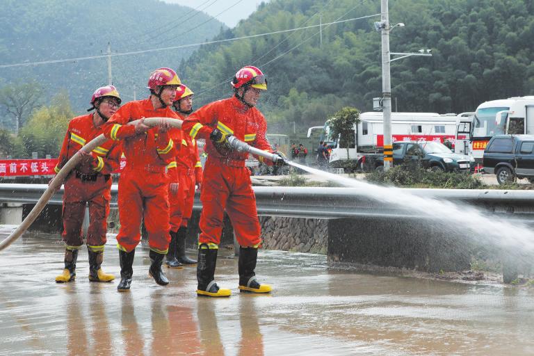 昨日,消防戰士對蘇村主要道路,護欄用高壓水槍進行沖洗,還一個乾淨