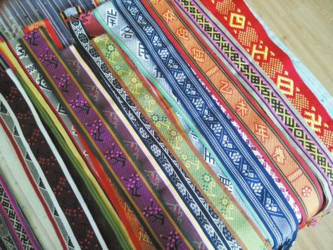 背景资料:畲族彩带是畲族民间工艺品中最具有民族特色,最主要的一种