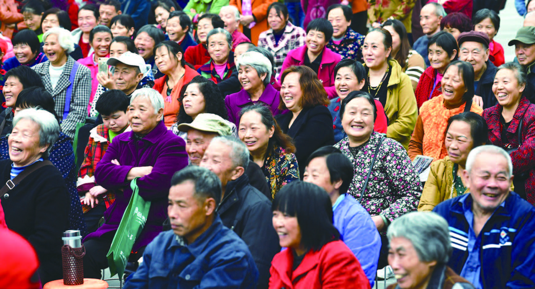 2017年11月16日,在南充市高坪区,社区开展文艺演出,老百姓开怀地笑