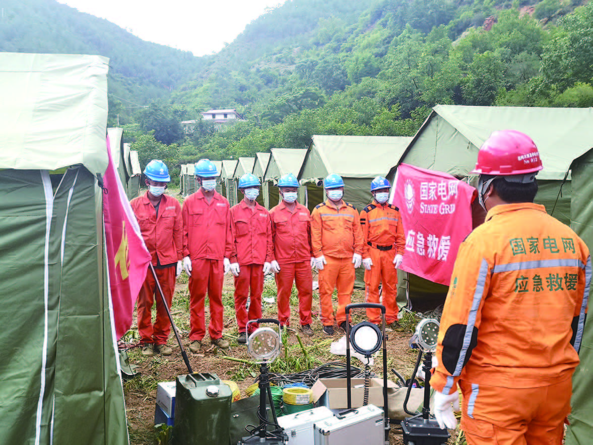 木裡縣供電公司搶險人員在受災群眾安置點召開班前會