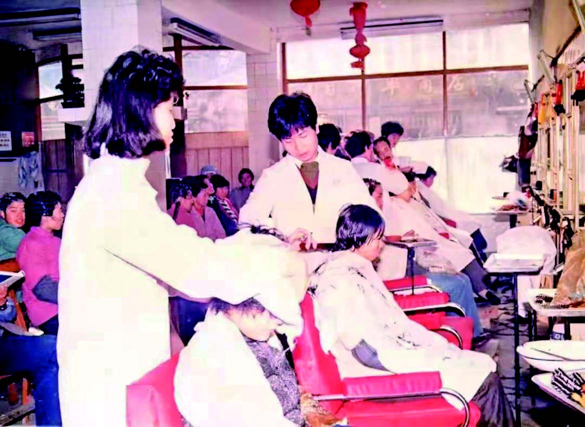 上世纪80年代起,民营理发店铺如繁星点点,遍布松江城镇,大众理发店也