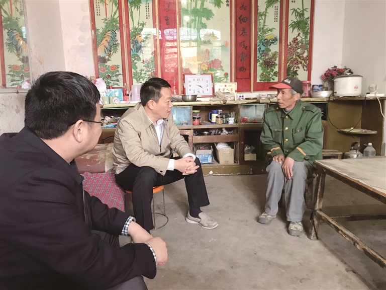 宿豫区人大常委会党组书记,主任袁昌华(中)走访贫困户