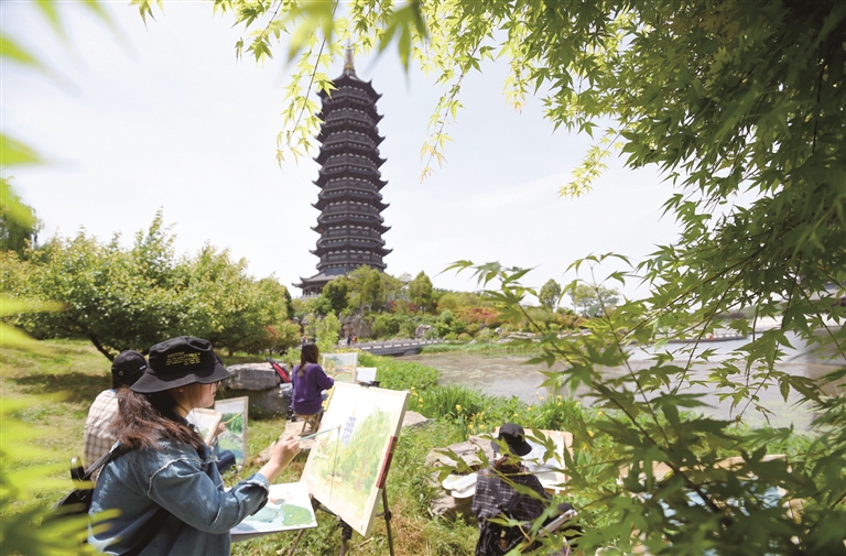 5月6日上午,来自宿迁高校的100多名学生在市区印象黄河公园里写生创作