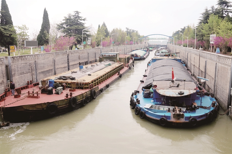 泗阳船闸船舶日通过量创历史新高 - 《宿迁日报》