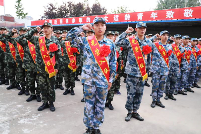 日前,县征兵办在征兵体检站隆重举行2019年度欢送新兵大会,勉励新兵不