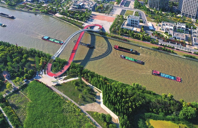 澹臺湖公園裡建起了橫跨大運河的步行景觀橋攝影:範志明受之前梅雨季