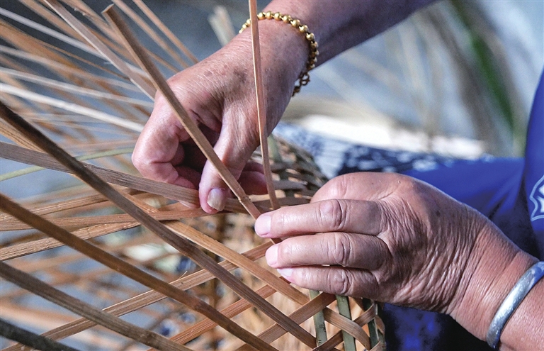 爱编竹篮的苏州老太