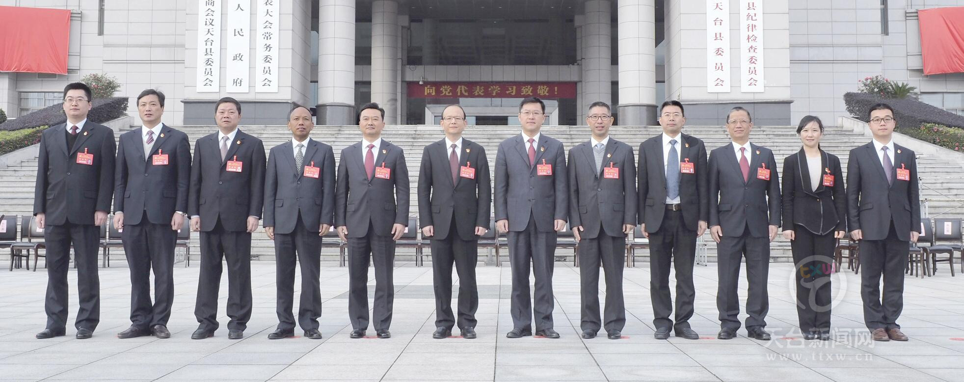新一届县委常委(左起):陈剑,陈益军,郑志兵,余昌杰,崔波,管文新