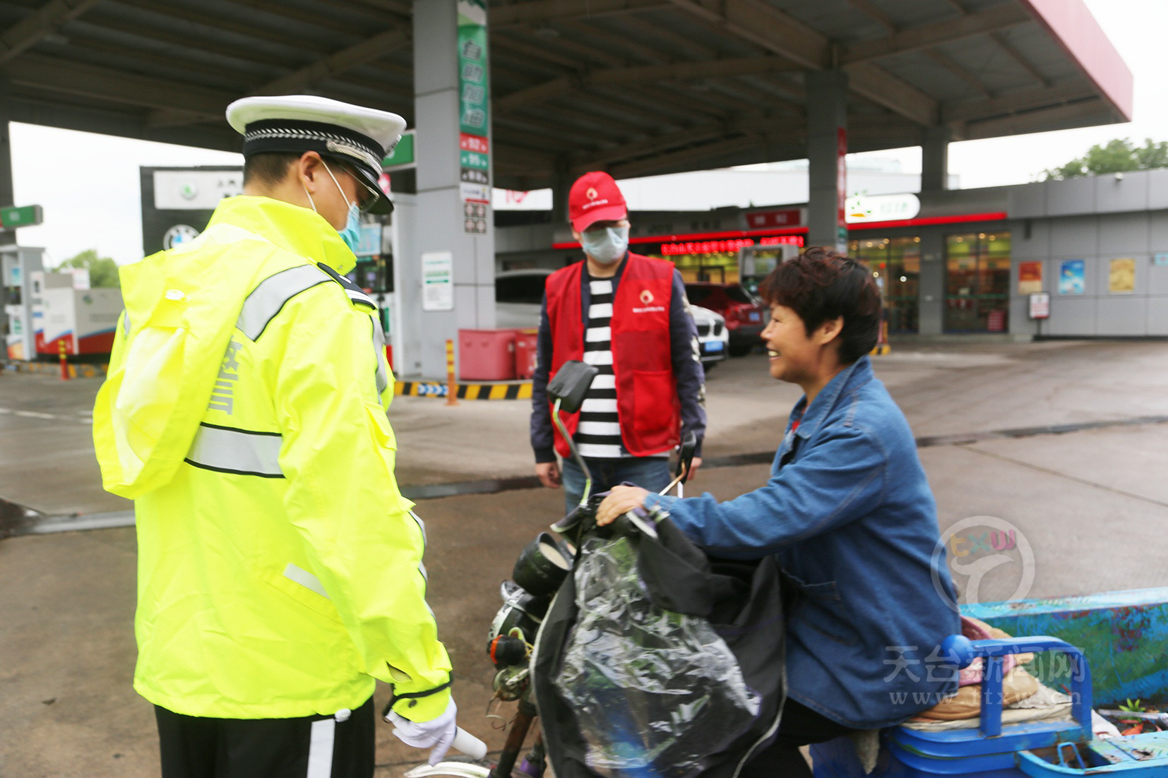 我县开展"走好路"文明交通劝导活动