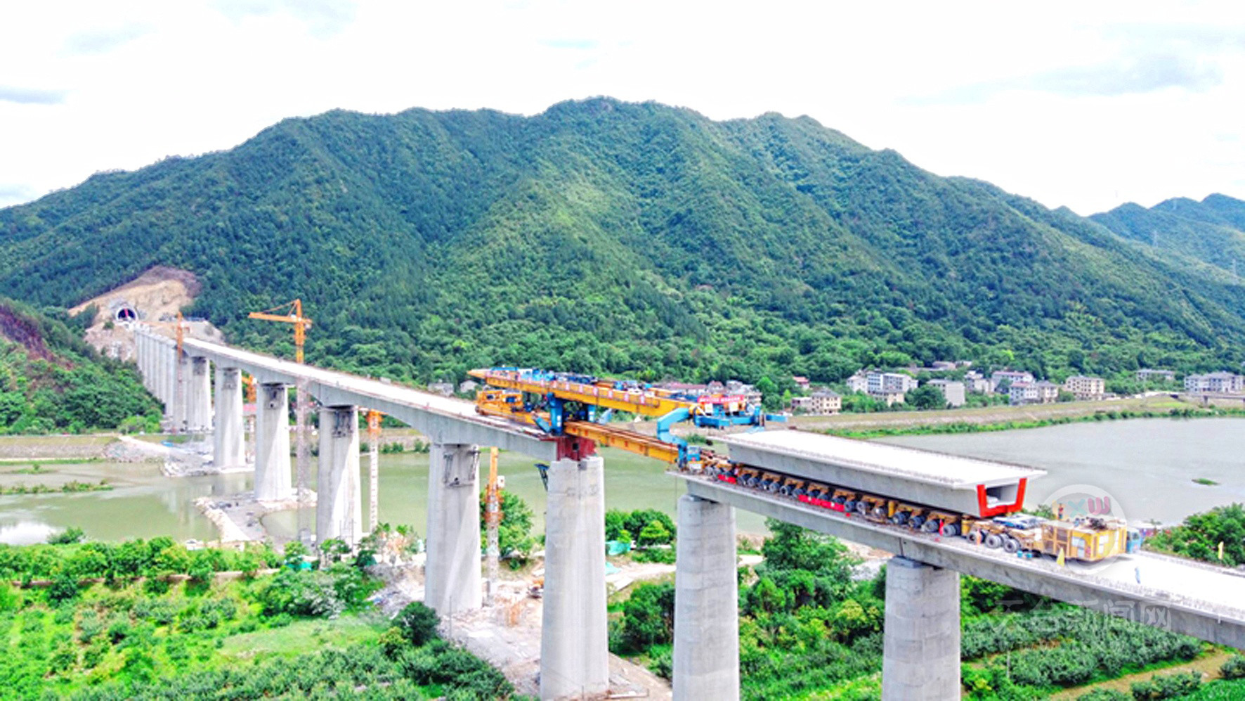 杭绍台铁路天台段率先在全线完成箱梁架设