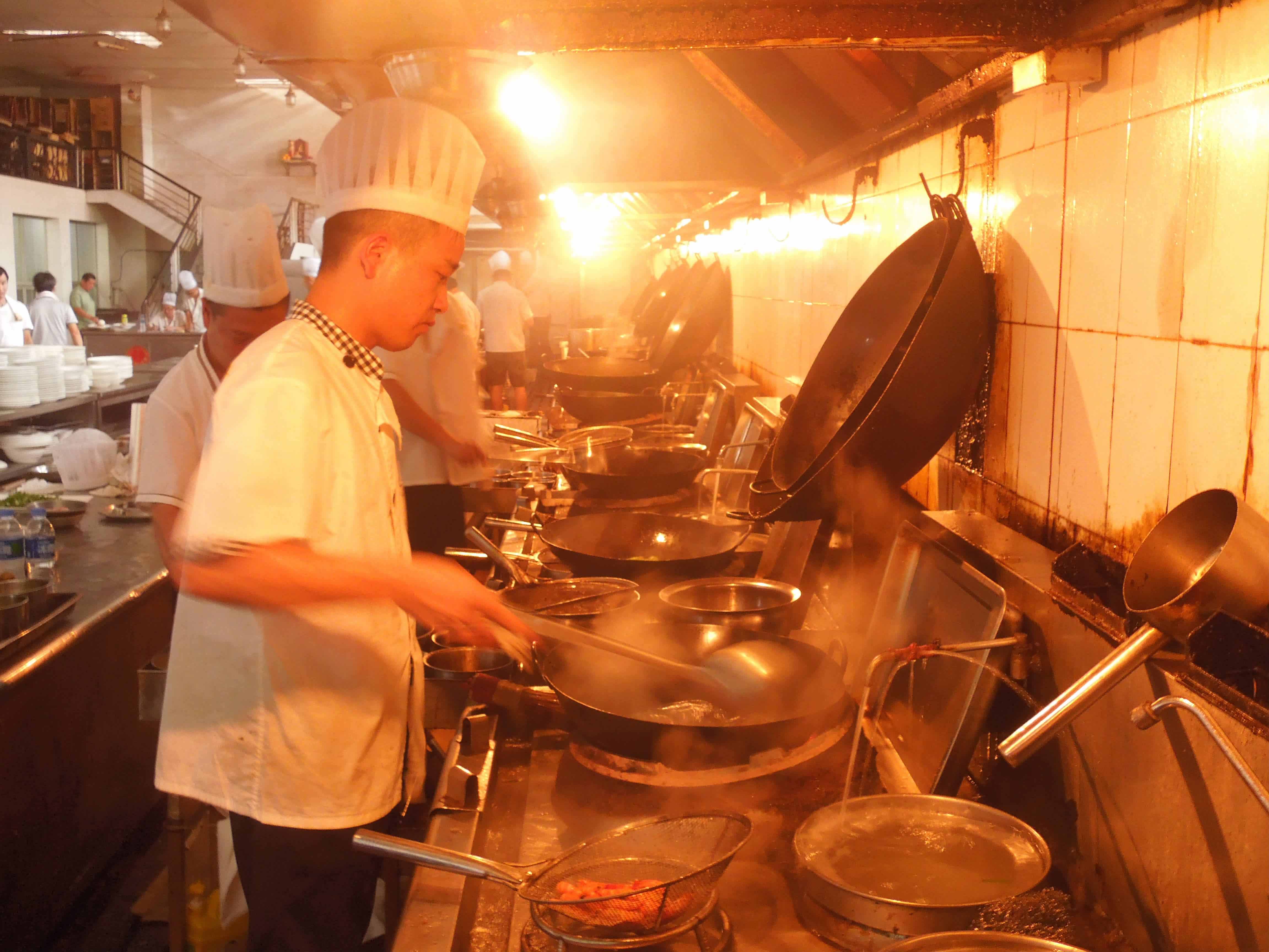 家裡如此,飯館,酒店的廚房又是怎樣的場景?