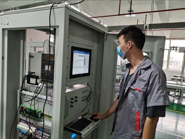 防疫期间,除了登记,消毒等环节,该公司还使用自主研发的红外测温仪为