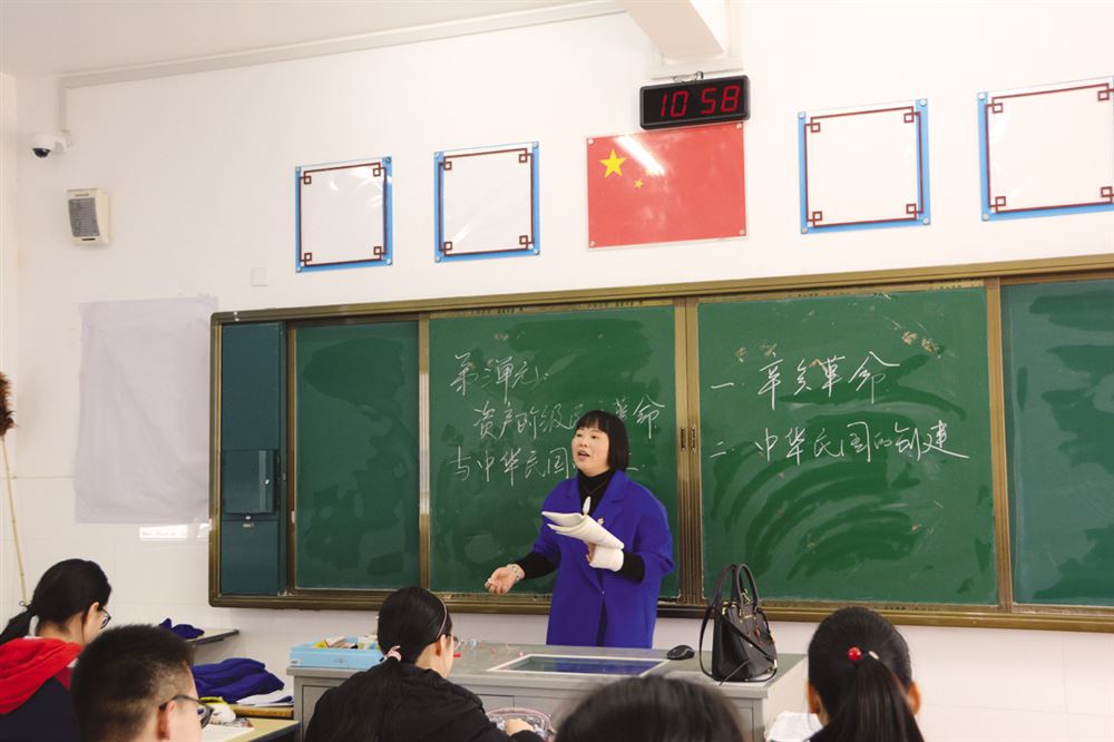 记者在松陵一中初三(6)班见到凌美琴时,她正在给班里的学生上历史课