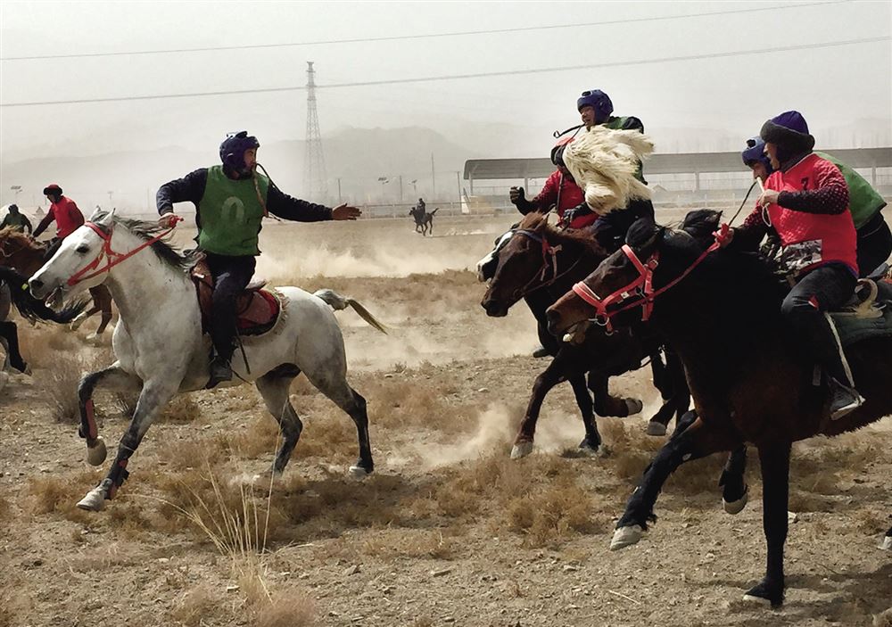 也是柯尔克孜族聚居的乌恰县举办大型传统民族比赛——叼羊,赛马的