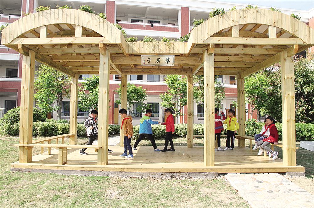 长安花苑小学根据儿童书建造的"草房子".