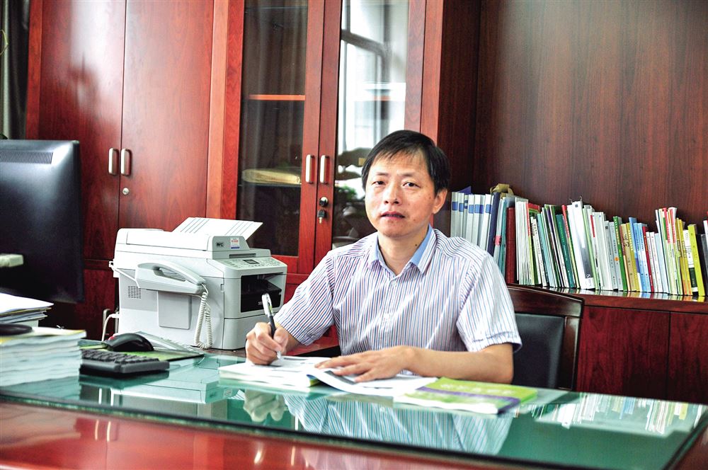 姓名:严卫林 年龄:50岁 职业:盛泽第二中学校长 格言:既然选择了教师