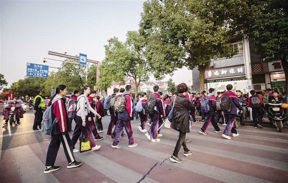 一所学校的放学情景.