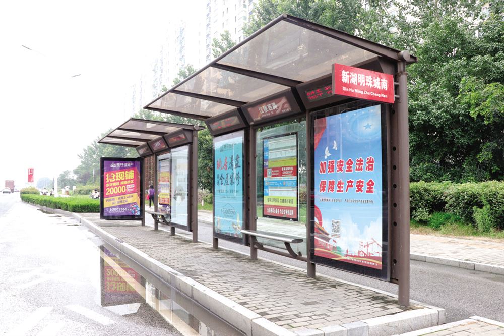 江陵路沿线某公交站台.