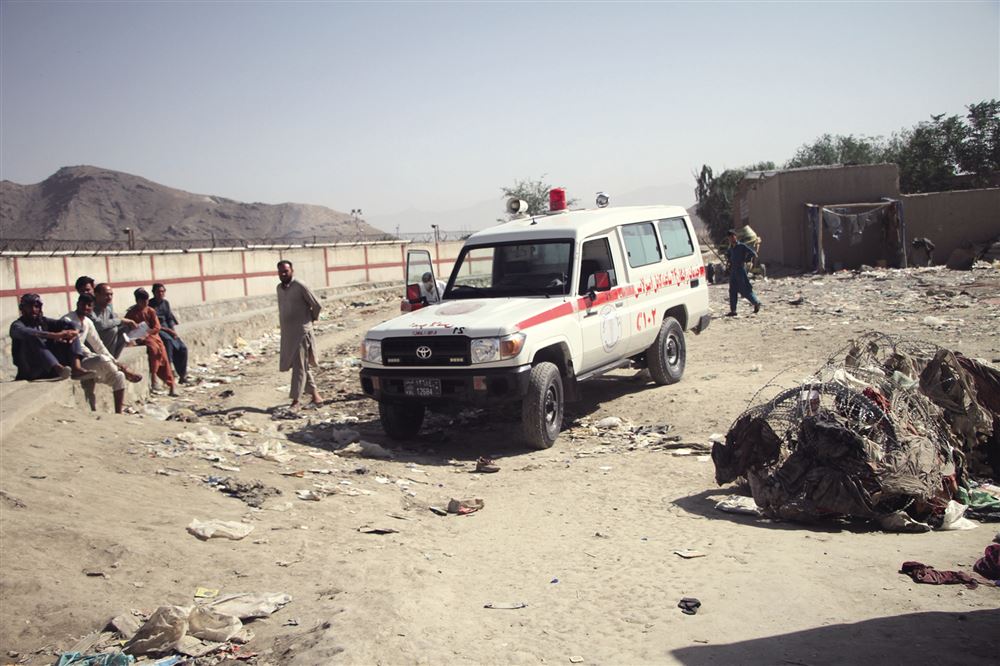 图为8月27日,一辆救护车停在阿富汗喀布尔机场附近的爆炸现场