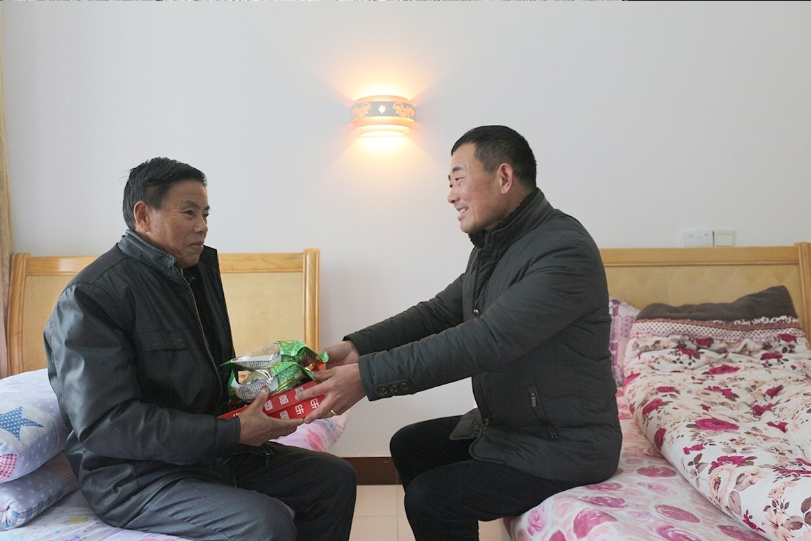 经理陈金荣一行刚下车,就被站在不远处的敬老院副院长孙玉堂认了出来