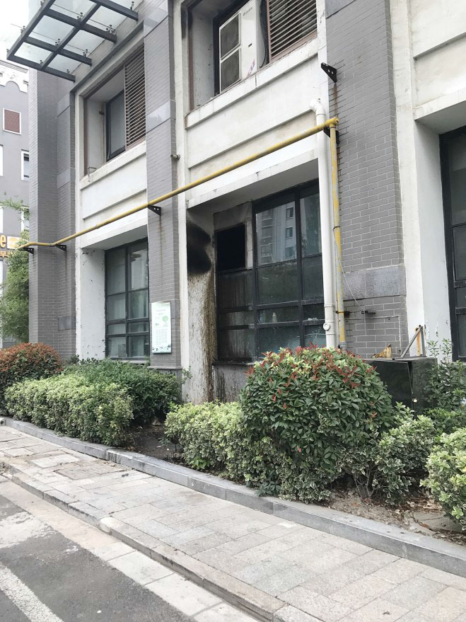 黄海街道东进路美食街油污严重.伍佑街道洋桥小区私拉乱晒.