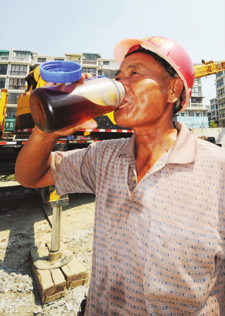 男人工地干活流汗图片图片