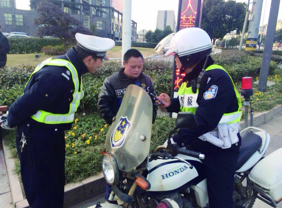 当日下午15时30分,镇江新区交警大队民警许富荣,管文斌,辅警