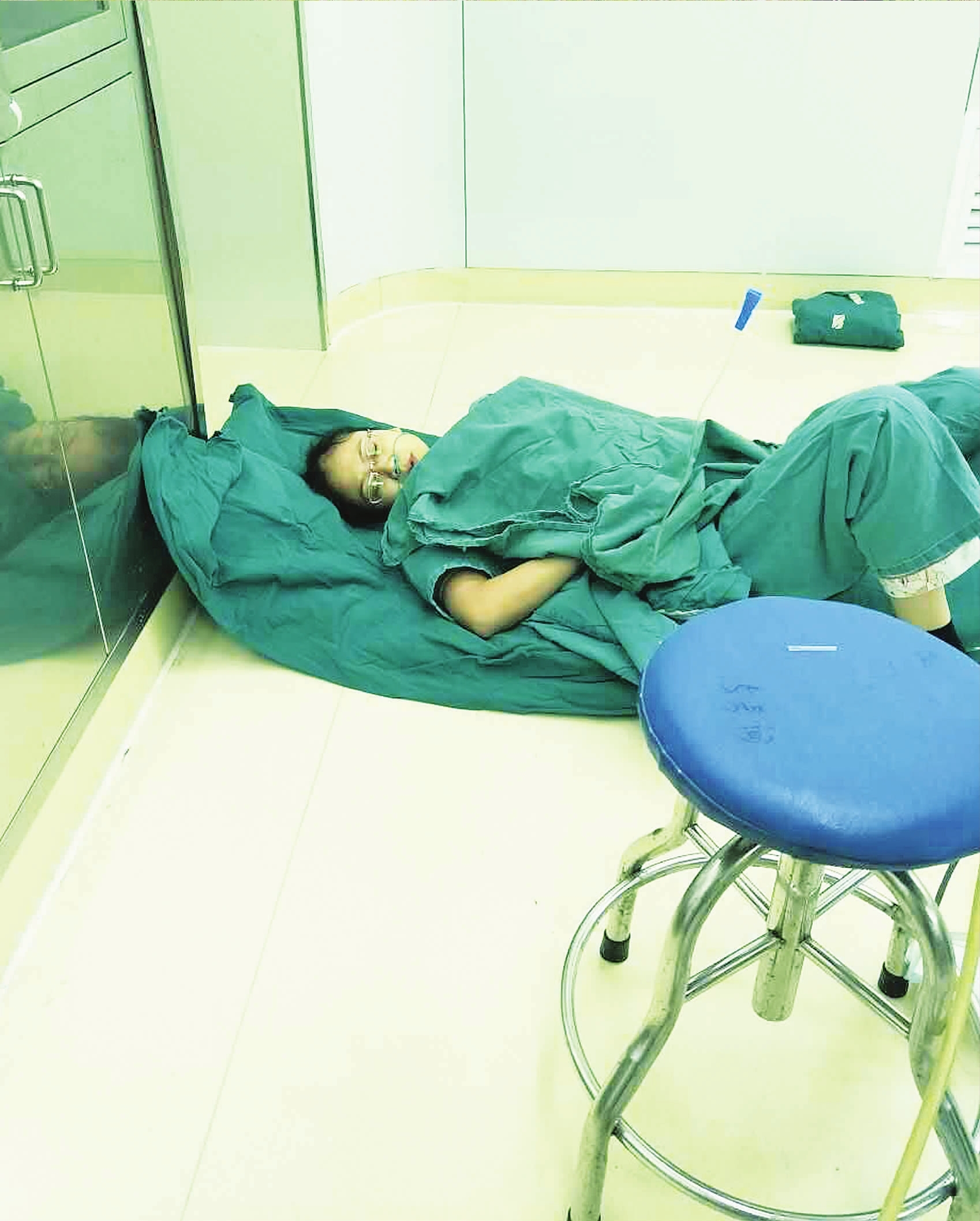 怀孕医生手术室累晕感动网友
