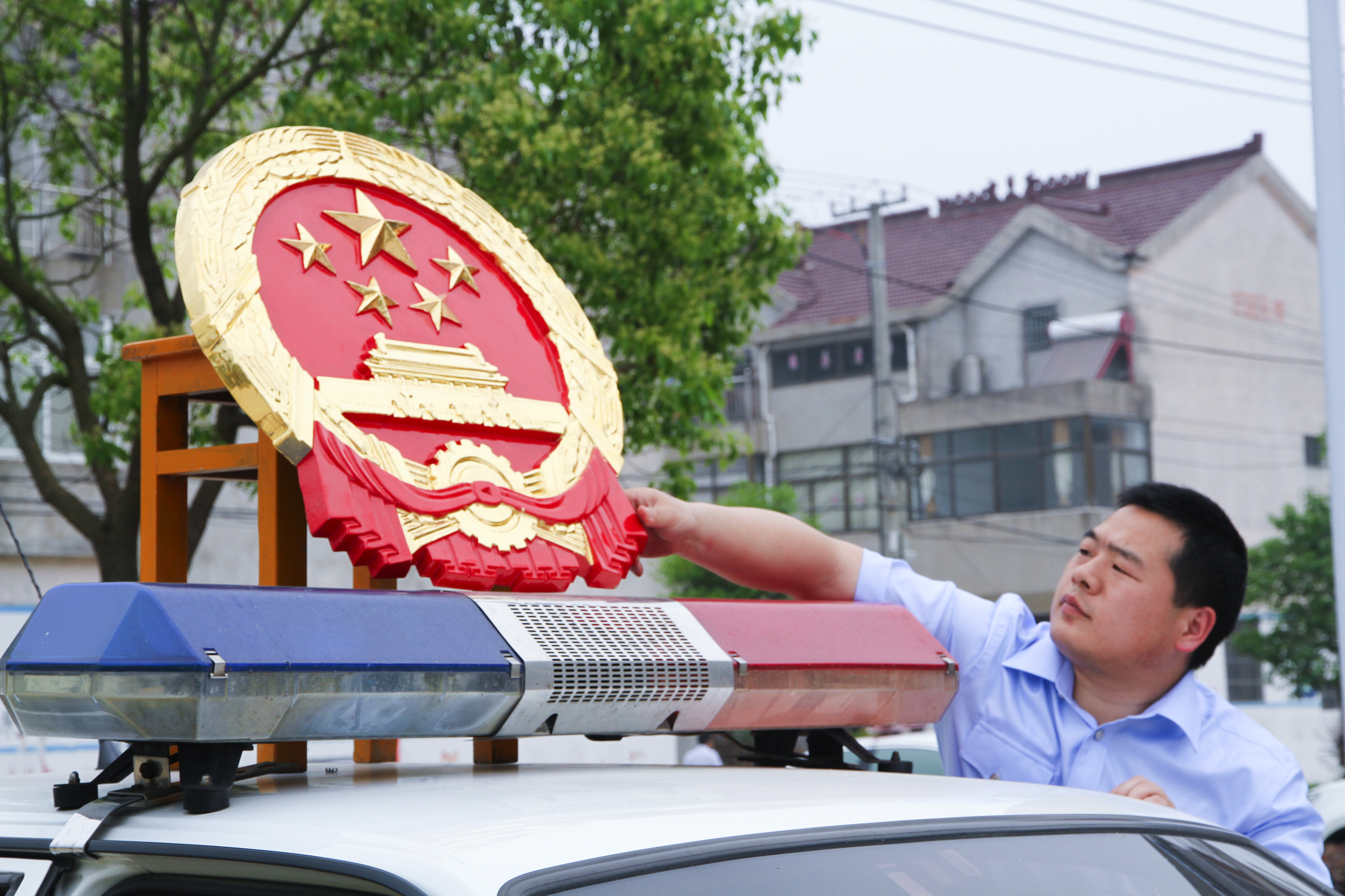 5月6日上午,盱眙县法院管镇法庭法官赵学雷和书记员王龙,带上国徽