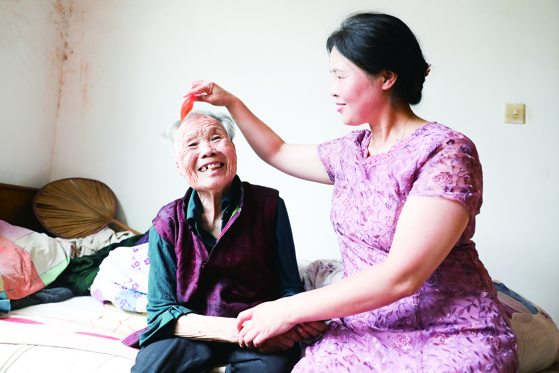 王海艳在给穆店敬老院92岁的五保老人梁美英梳头