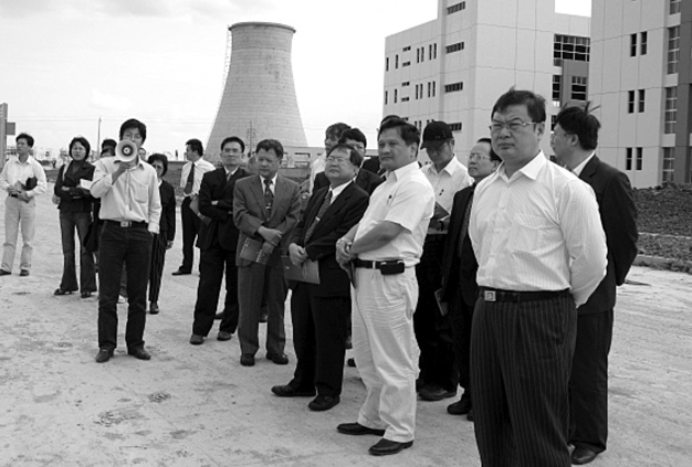 9月27日,区委常委任连璋陪同台湾电电公会代表团参观考察盐城中小企业