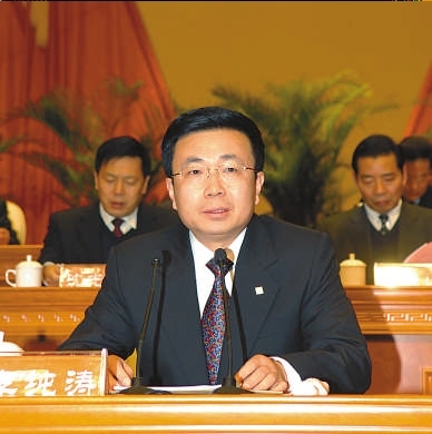 上图为区委书记李纯涛在区委十二届六次全会上讲话