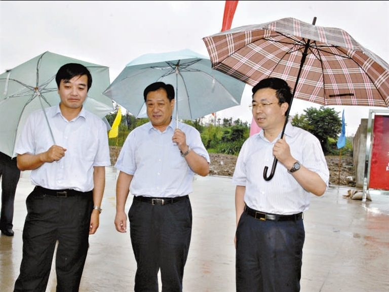 市委副书记李驰(中)在区领导李纯涛(右),崔浩(左)等陪同下,参观我区农