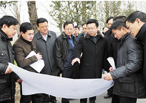 3月3日,区委书记李纯涛视察步湖路城乡统筹示范带重点项目建设,听取