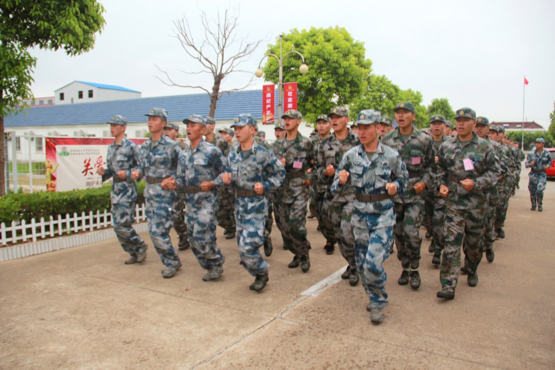 體驗軍營生活 提高適應能力